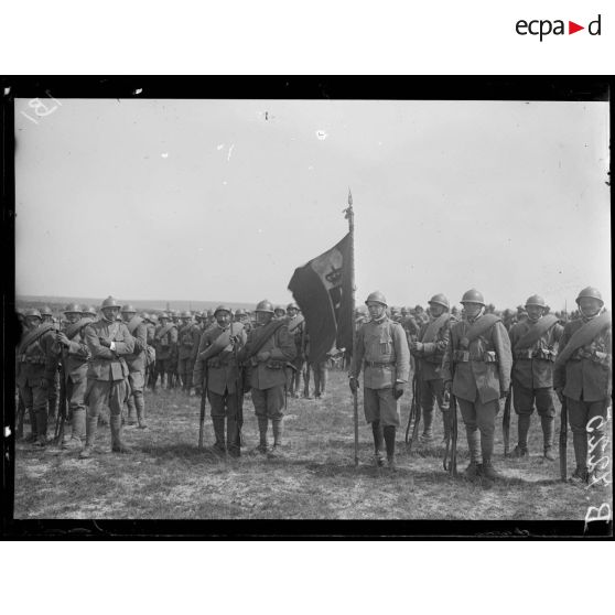 Près Saint-Ouen, camp de Mailly (Aube). Le drapeau du 19ème d'infanterie avant la revue. [légende d'origine]