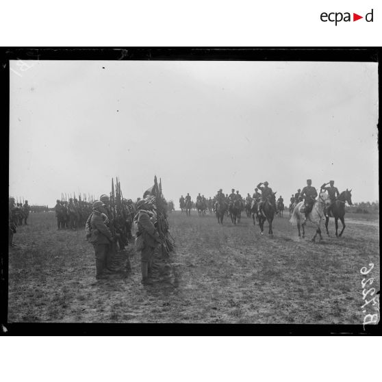Près Saint-Ouen, camp de Mailly (Aube). Le général di Robilant, les généraux Albricci et Beruto passent sur le front des troupes. [légende d'origine]