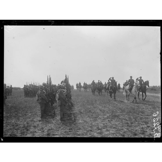 Près Saint-Ouen, camp de Mailly (Aube). Le général di Robilant, les généraux Albricci et Beruto passent sur le front des troupes. [légende d'origine]