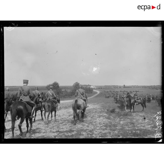 Près Saint-Ouen, camp de Mailly (Aube). Le général di Robilant, les généraux Albricci et Beruto passent sur le front des troupes. [légende d'origine]