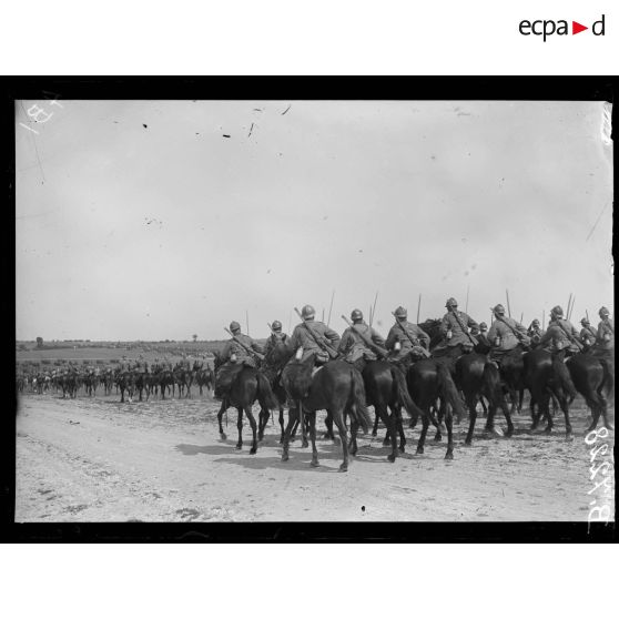 Près Saint-Ouen, camp de Mailly (Aube). L'escorte du général di Robilant. [légende d'origine]