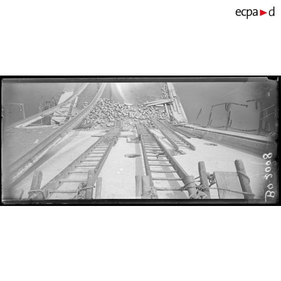 Dans Château-Thierry délivré, sur la Marne, les premières échelles qui servirent aux troupes alliées pour franchir la Marne à Château-Thierry. [légende d'origine]