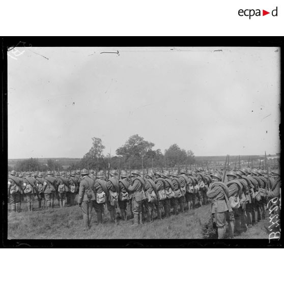 Près Saint-Ouen, camp de Mailly (Aube). L'infanterie pendant la revue. [légende d'origine]