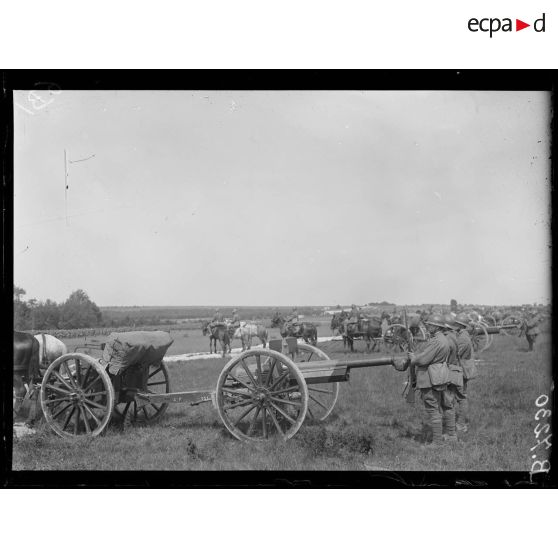 Près Saint-Ouen, camp de Mailly (Aube). L'artillerie de campagne pendant la revue. [légende d'origine]