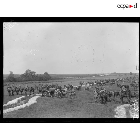 Près Saint-Ouen, camp de Mailly (Aube). Revue des troupes. Un coin du terrain pendant la revue. [légende d'origine]