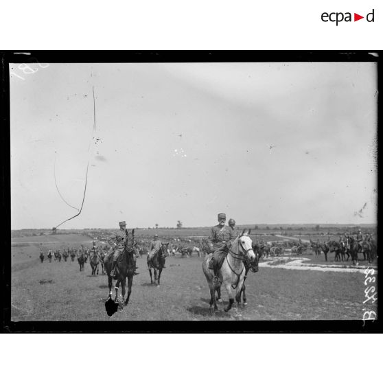 Près Saint-Ouen, camp de Mailly (Aube). Le général di Robilant, les généraux Albricci et Beruto passent devant l'artillerie de campagne. [légende d'origine]