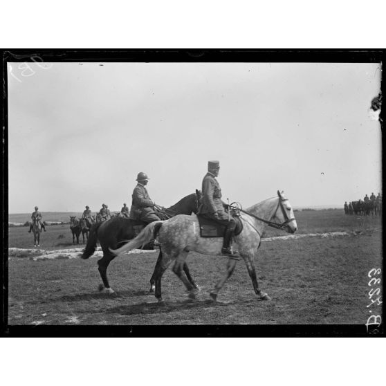 Près Saint-Ouen, camp de Mailly (Aube). Le général di Robilant, les généraux Albricci et Beruto passent devant l'artillerie de campagne. [légende d'origine]