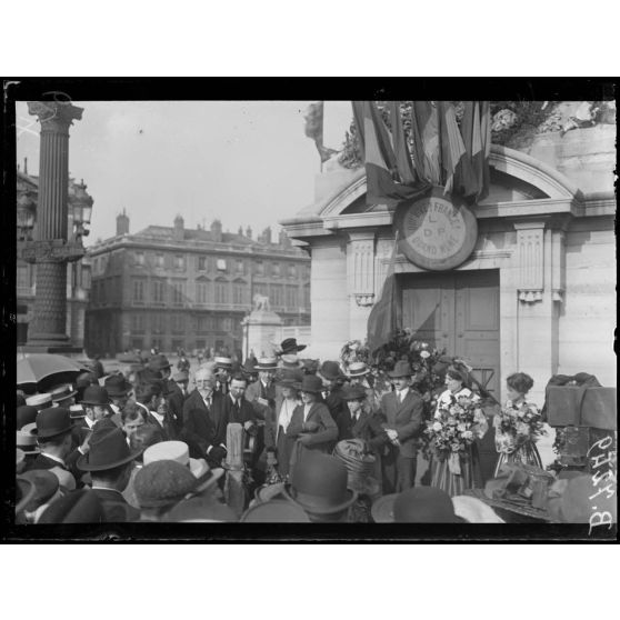 Paris. Monsieur Lacour Gayet prononce un discours. [légende d'origine]