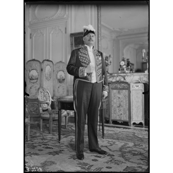 Paris. Légation de la République argentine, 82 avenue des Champs Elysées. Dans un salon de la légation. [légende d'origine]