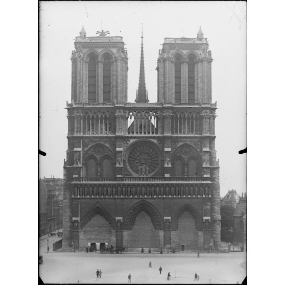 Paris Notre-Dame. Sur la tour de gauche, la sirène fixe. [légende d'origine]