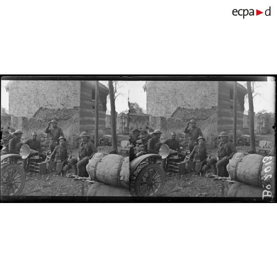 Dans Château-Thierry délivré, soldats américains écoutant une audition de phonographe trouvé dans les ruines. [légende d'origine]