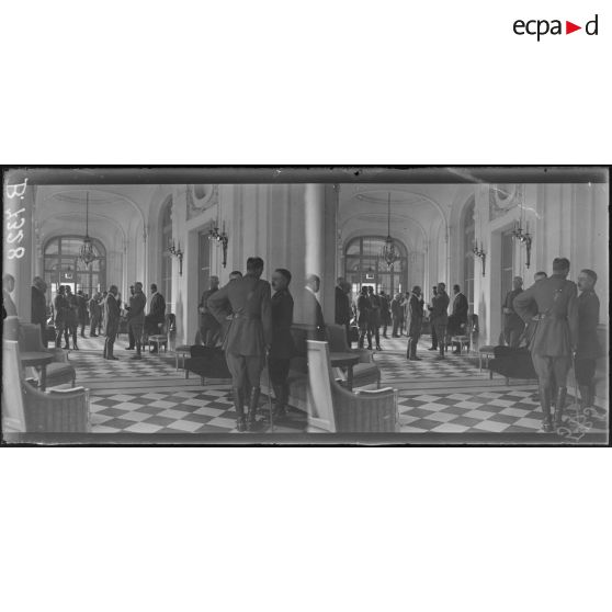 Versailles. Comité interalliés. Conférence du 3 juin 1918. La galerie du Trianon Palace avant la conférence. [légende d'origine]