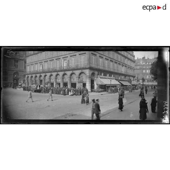Paris. Place du Palais Royal. Devant la civette. La queue pour le tabac. [légende d'origine]