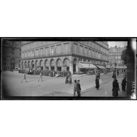 Paris. Place du Palais Royal. Devant la civette. La queue pour le tabac. [légende d'origine]