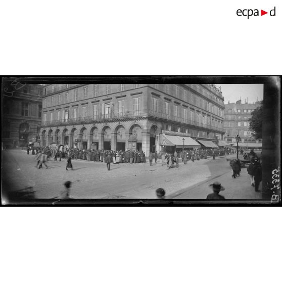 Paris. Place du Palais Royal. Devant la civette. La queue pour le tabac. [légende d'origine]