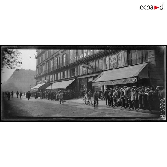 Paris. Place du Palais Royal. Devant la civette. La queue pour le tabac. [légende d'origine]