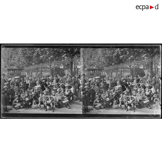 Paris. Gare d'Austerltz. Oeuvre des enfants à la campagne. Départ de 800 enfants pour le département du Lot. Les enfants et leurs parents attendant l'heure du départ. [légende d'origine]