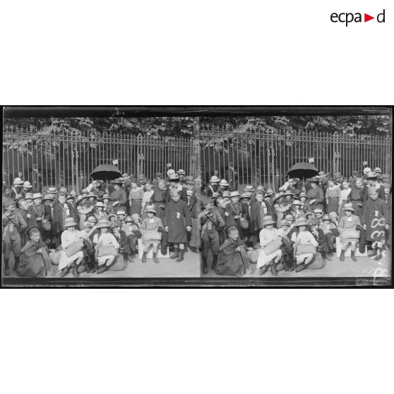 Paris. Gare d'Austerltz. Oeuvre des enfants à la campagne. Départ de 800 enfants pour le département du Lot. Les enfants et leurs parents attendant l'heure du départ. [légende d'origine]