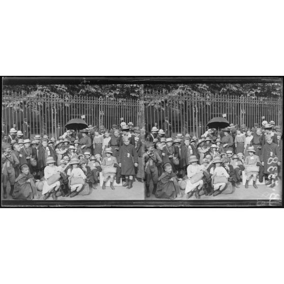 Paris. Gare d'Austerltz. Oeuvre des enfants à la campagne. Départ de 800 enfants pour le département du Lot. Les enfants et leurs parents attendant l'heure du départ. [légende d'origine]