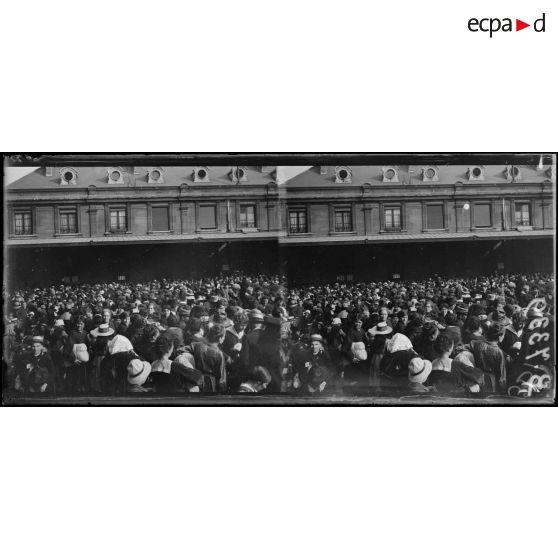 Paris. Gare d'Austerltz. Oeuvre des enfants à la campagne. Départ de 800 enfants pour le département du Lot. Dans la cour de la gare. [légende d'origine]