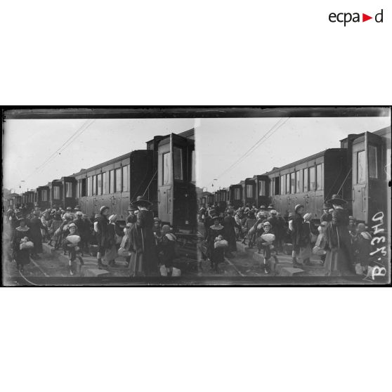 Paris. Gare d'Austerltz. Oeuvre des enfants à la campagne. Départ de 800 enfants pour le département du Lot. La montée en wagon. [légende d'origine]