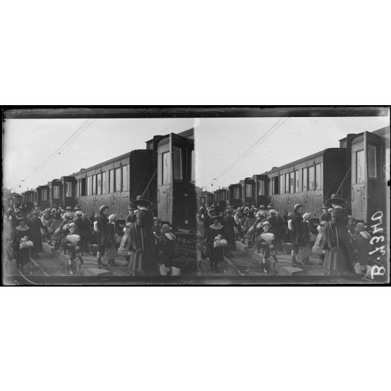 Paris. Gare d'Austerltz. Oeuvre des enfants à la campagne. Départ de 800 enfants pour le département du Lot. La montée en wagon. [légende d'origine]