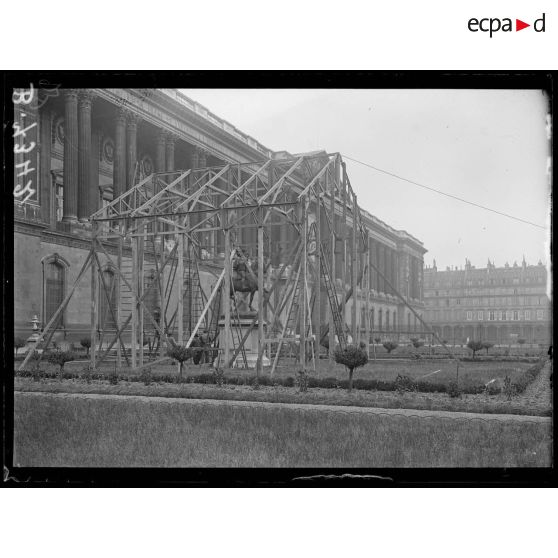 Paris. Protection des monuments. Dans les jardins du Louvre, protection d'une statue. [légende d'origine]