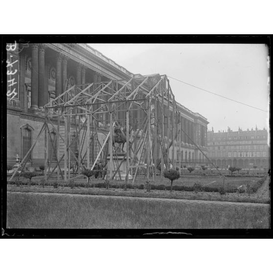 Paris. Protection des monuments. Dans les jardins du Louvre, protection d'une statue. [légende d'origine]