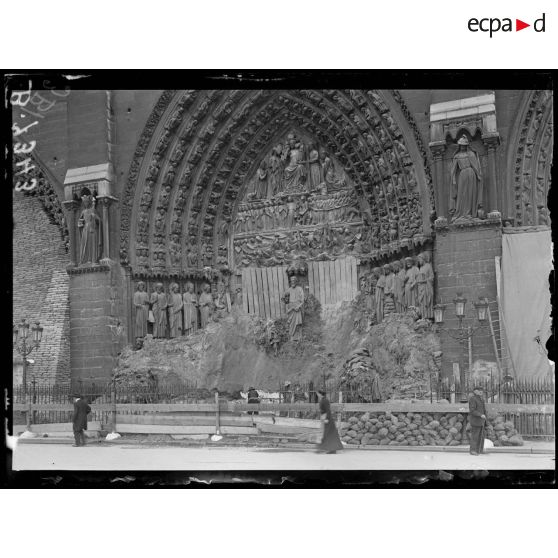 Paris. Protection des monuments. Notre-Dame, le porche central, l'éboulement des sacs à terre. [légende d'origine]