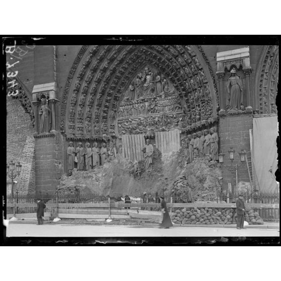 Paris. Protection des monuments. Notre-Dame, le porche central, l'éboulement des sacs à terre. [légende d'origine]