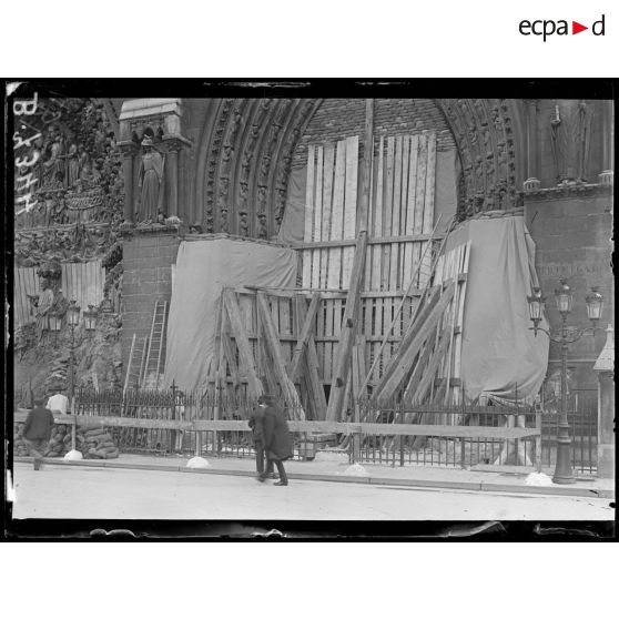 Paris. Protection des monuments. Notre-Dame, porche droite, travaux de consolidation des sacs à terre. [légende d'origine]
