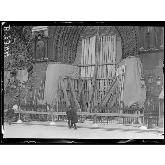 Paris. Protection des monuments. Notre-Dame, porche droite, travaux de consolidation des sacs à terre. [légende d'origine]
