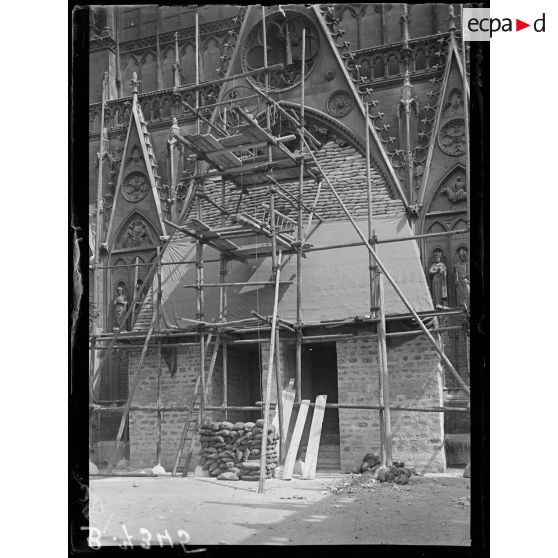 Paris. Protection des monuments. Notre-Dame, protection du porche sud. [légende d'origine]