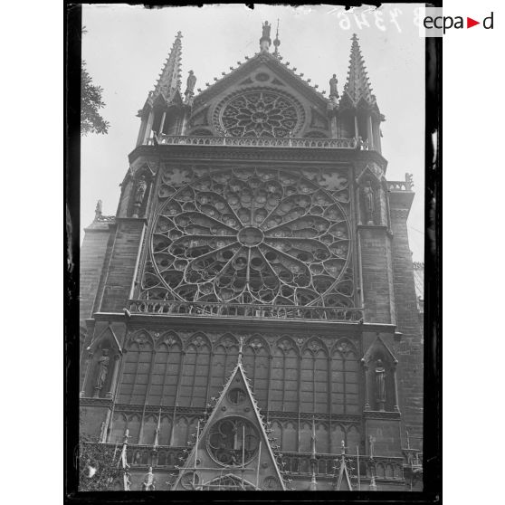 Paris. Protection des monuments. Enlèvement des vitraux de la rosace sud. [légende d'origine]