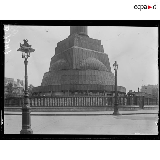 Paris. Protection des monuments. Place de la Bastille. La colonne de Juillet. [légende d'origine]