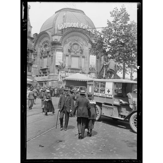 Paris. Manifestation franco-américaine au Gaumont-Palace. La foule à l'entrée. [légende d'origine]