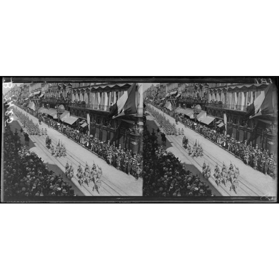 Bordeaux. Fête de "L'Independance Day". Le défilé cours de l'Intendance. [légende d'origine]