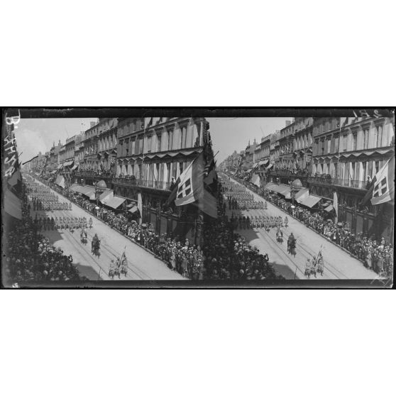 Bordeaux. Fête de "L'Independance Day". Le défilé cours de l'Intendance. [légende d'origine]