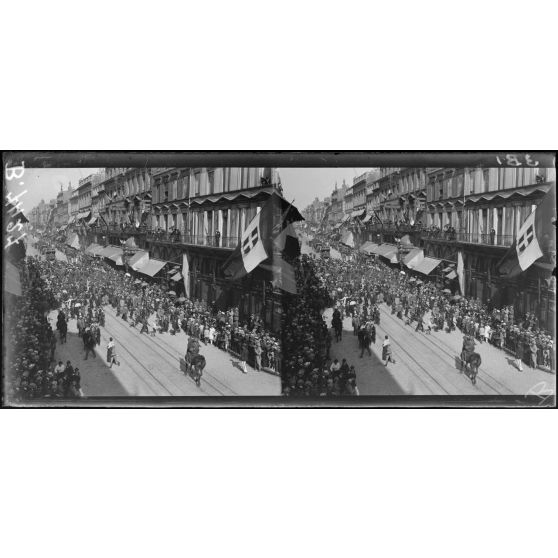 Bordeaux. Fête de "L'Independance Day". La foule fêtant une musique américaine. [légende d'origine]