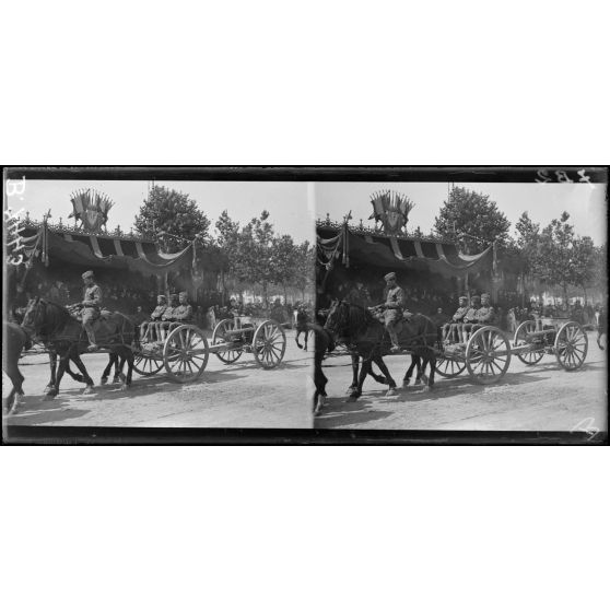 Bordeaux. Fête de "L'Independance Day". Atillerie américaie défilant aux Quinconces. [légende d'origine]