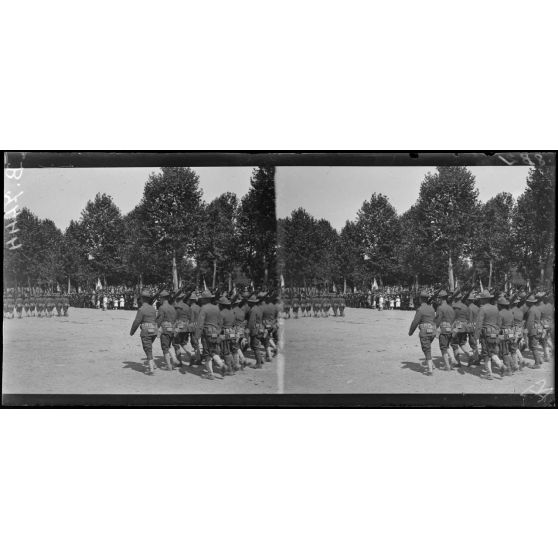 Bordeaux. Fête de "L'Independance Day". Tropupes américaines défilant devant les sociétés bordelaises. [légende d'origine]