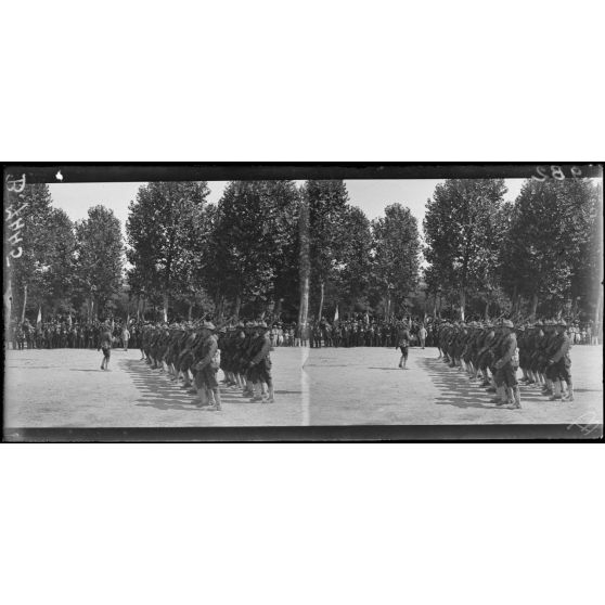 Bordeaux. Fête de "L'Independance Day". Troupes américaines défilant aux Quinconces. [légende d'origine]