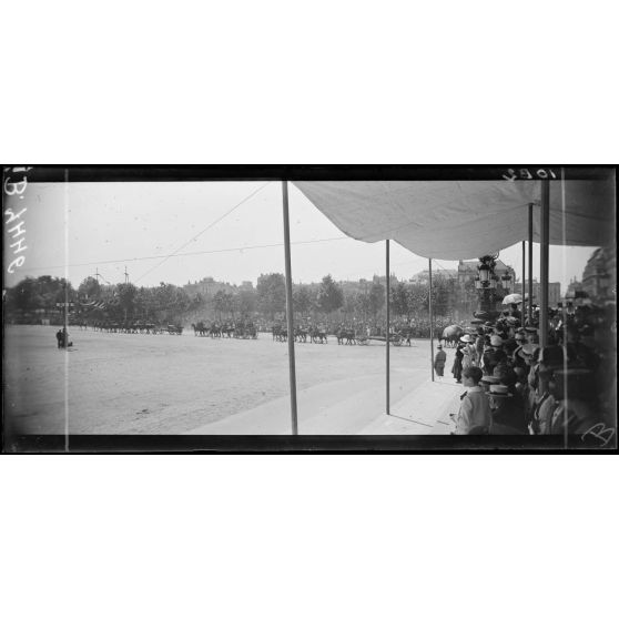 Bordeaux. Fête de "L'Independance Day". Artillerie lourde américaine défilant aux Quinconces. [légende d'origine]