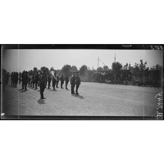 Bordeaux. Fête de "L'Independance Day". Musique américaine pendant le défilé. [légende d'origine]