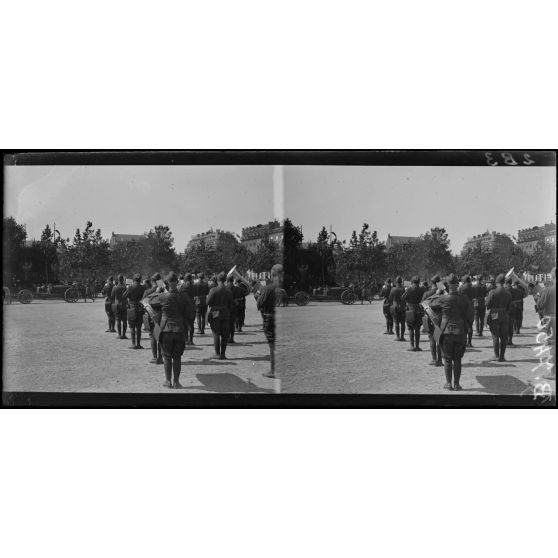 Bordeaux. Fête de "L'Independance Day". Musique américaine pendant le défilé. [légende d'origine]