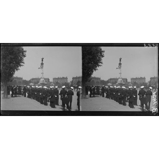 Bordeaux. Fête de "L'Independance Day". Officiers de la marine française pendant le défilé des troupes. [légende d'origine]