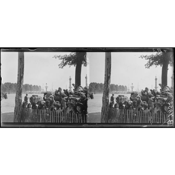 Bordeaux. Fête de "L'Independance Day". Aux Quinconces, la foule pendant le défilé. [légende d'origine]