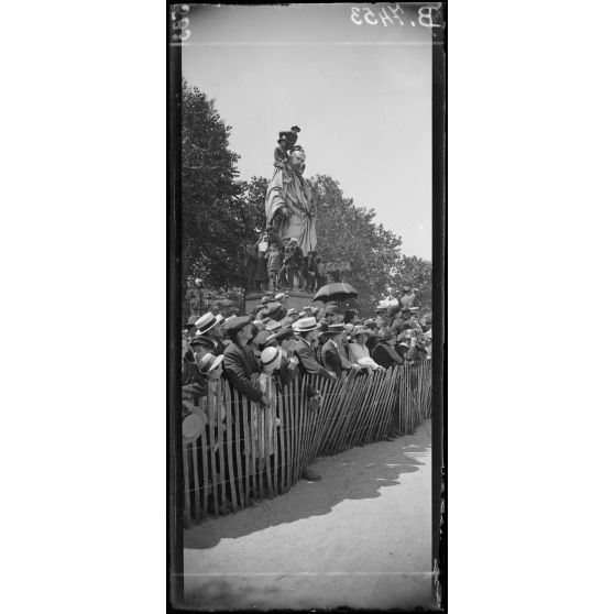 Bordeaux. Fête de "L'Independance Day". Pendant le défilé des troupes ; le monument de Montaigne. [légende d'origine]