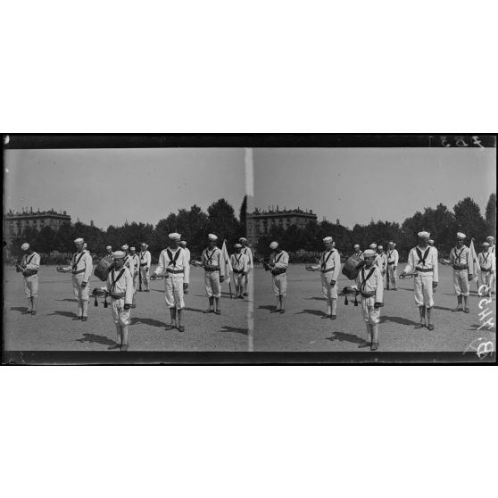 Bordeaux. Fête de "L'Independance Day". Aux Quinconces, marins américains pendant le défilé. [légende d'origine]