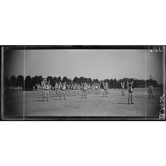 Bordeaux. Fête de "L'Independance Day". Exercices de marins américains devant les tribunes des Quinconces. [légende d'origine]